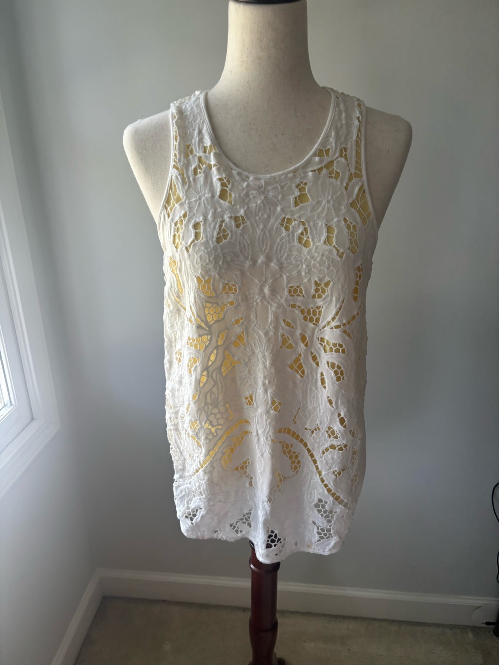 Akamai + Kin White Fabric Lace Overlay Tank Top - Yellow